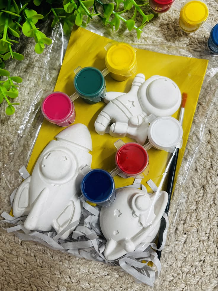 Kit completo com esculturas de gesso, potes de tinta guache coloridos e pincel