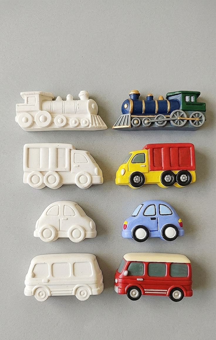 Esculturas de gesso de trem, caminhão, carro e van antes e depois de pintadas